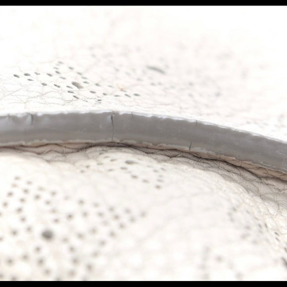 LOUIS VUITTON SELENE PM IVORY MAHINA LEATHER - Picture 14 of 17